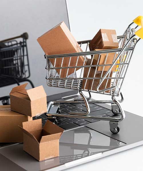 Einkaufswagen mit Paketen – Symbol für E-Commerce und Onlinehandel