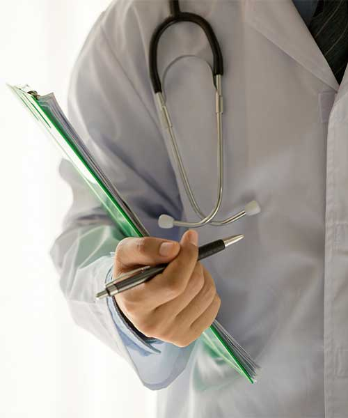 Arzt hält Krankenakte – Symbol für digitales Gesundheitswesen