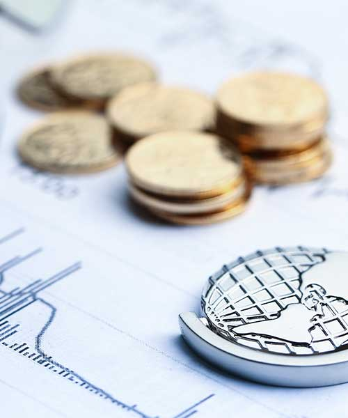 Münzen und Diagramm – Symbol für Finanzwesen und digitale Prozesse