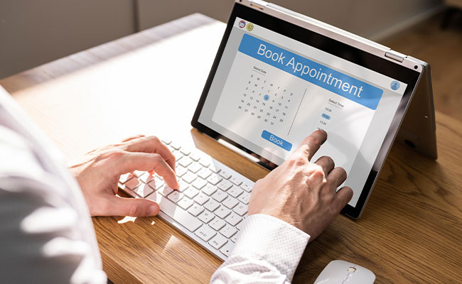 Tablet mit Kalender und Terminbuchung – Symbol für digitale Terminplanung