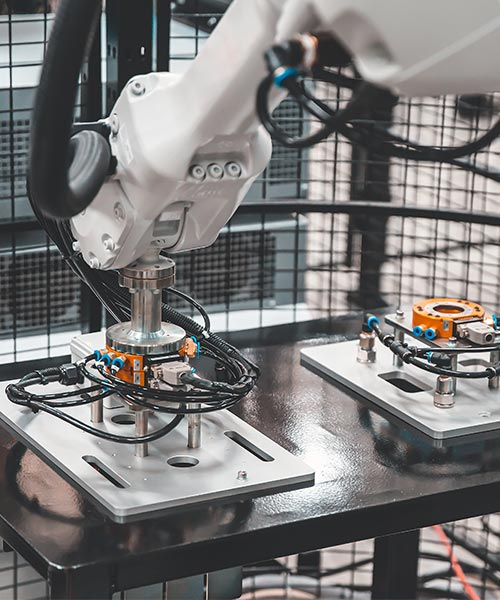 Einkaufswagen mit Paketen – Symbol für E-Commerce und Onlinehandel