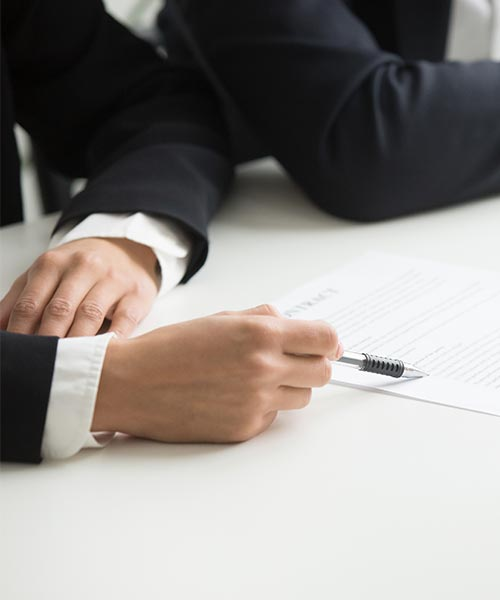 Produktionslinie in moderner Industriehalle