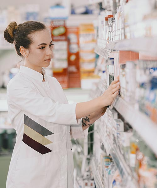 Arzt hält Krankenakte – Symbol für digitales Gesundheitswesen