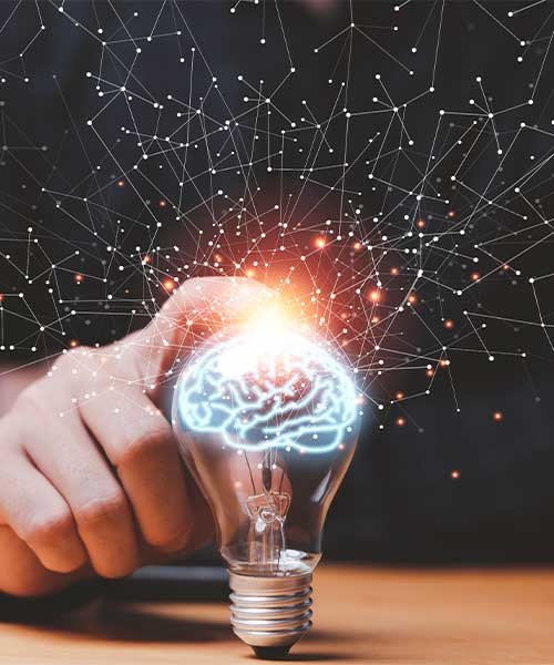 Hand, die mit dem Zeigefinger auf eine leuchtende Glühbirne zeigt, in der sich ein Gehirn befindet und die eine Netzstruktur zur Darstellung zum innovativen Denken darstellt.