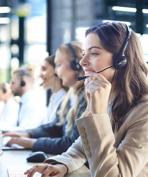 Einkaufswagen mit Paketen – Symbol für E-Commerce und Onlinehandel