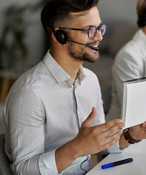 Produktionslinie in moderner Industriehalle