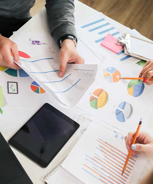 Arzt hält Krankenakte – Symbol für digitales Gesundheitswesen