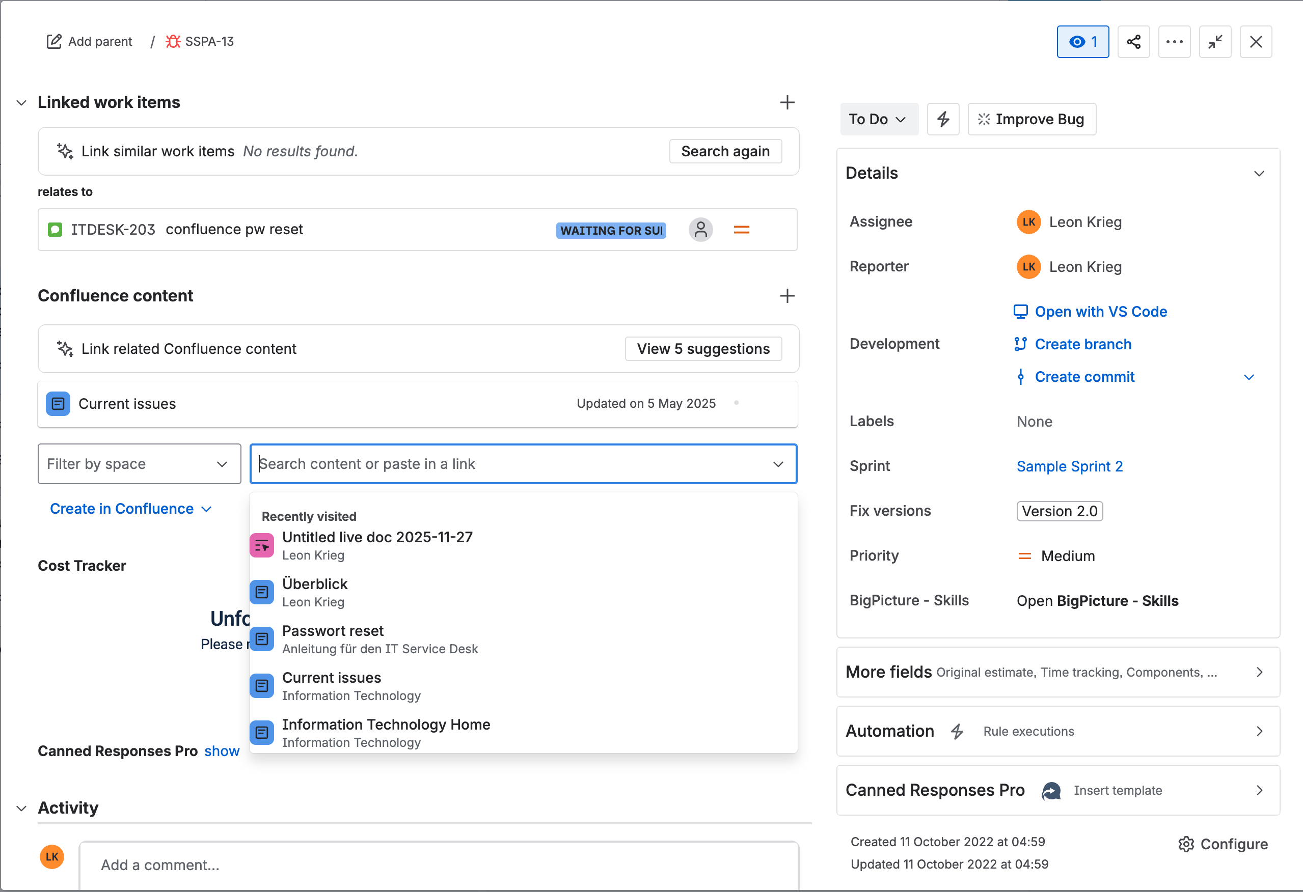 Screenshot der Jira-Ticketansicht mit geöffnetem Bereich "Linked Work Items" und Verknüpfung zu einem Confluence Eintrag zum Passwort Reset. Unter Current Issues befinden sich zwei Suchfeld-Dropdown-Hybriden, aus denen man aus zuvor besuchten Inhalten wählen, oder selbst eine Eingabe tätigen kann. Rechts sind die Ticket-Details sichtbar, wie Assignee, Reporter, Sprint, Version, Priorität